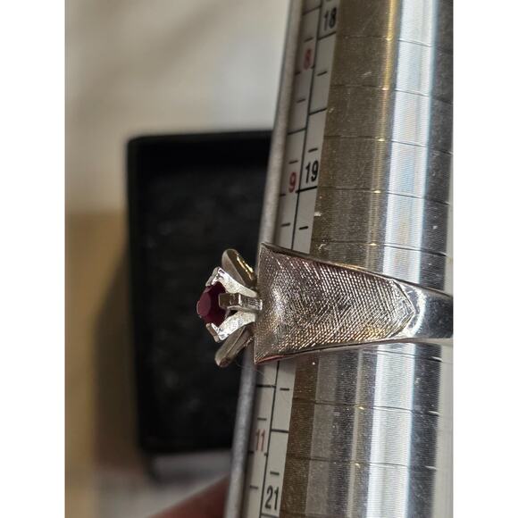Sterling Silver Ring With Red Stone Size 11 - Picture 7 of 8